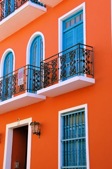 Mexican House Exterior, Mexico House, Mexican Home, Casas Coloniales, Student Travel, Orange House, Exterior Paint Colors For House, House Front Design, House Paint Exterior