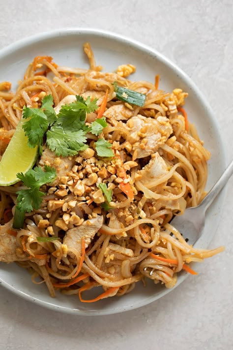 Filled with sprouts, carrots, chicken and onion and cooked in a homemade sauce, this Pad Thai recipe has become a family favorite! It's simple and tastes jus like that found at the restaurants. Pad Thai Recipe Easy, Carrots Chicken, Homemade Pad Thai, Easy Thai Recipes, Life Made Simple, Vegan Probiotics, Pad Thai Recipe, Thai Recipe, Tamarindo