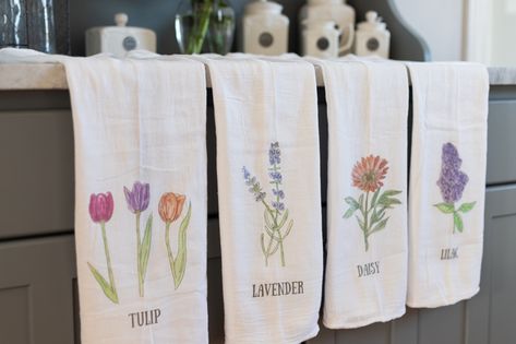 DIY Spring Flour Sack Towels with Free Flower Printable Flour Sack Towels Crafts, Tulips Lavender, Kitchen Towels Diy, Tea Towels Diy, Towel Embroidery, Towel Crafts, Shabby Chic Crafts, Easter Bunny Decorations, Diy Spring