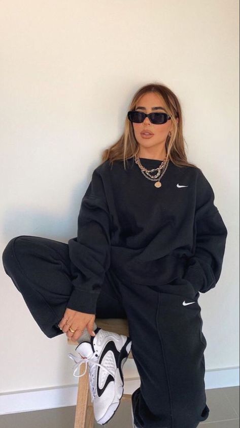 Nike Tracksuits Woman, Nike Tracksuit Outfit Women, Nike Tracksuit Outfit, Black Tracksuit Outfit, Tracksuit Outfit Women Street Styles, Sweatsuit Outfits Women, Tracksuit Outfit Women, Black Sweatsuit, Sweatsuit Outfits