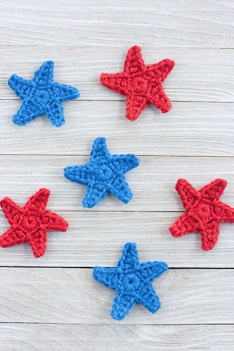 Learn how to crochet a star! This is a simple tutorial for a quick crochet star. A star can be made in just a couple of minutes! Crochet A Star, Crochet Star Patterns, Crochet Star, Crochet Cozy, Happy July, Crochet Stars, Crochet Dishcloths, Crochet Decoration, Learn How To Crochet