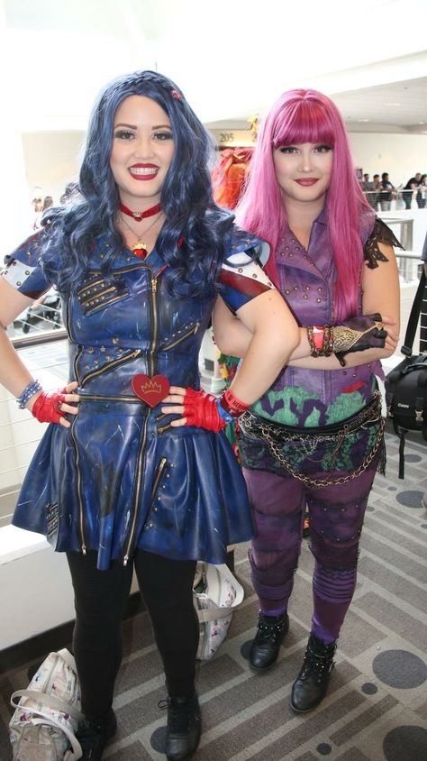 Mal and Evie cosplay descendants 2 Descendants Group Costume, Mal And Evie Costumes, Mal And Evie Halloween Costumes, Descendants Halloween Costumes, Decendents Costumes, Besties Costumes, Evie Halloween Costume, Descendants Cosplay, Mal Halloween Costume