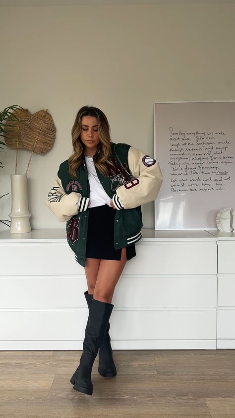 Baseball Jacket Winter Outfit, Oversized Sports Jacket Outfit, Styling Green Jacket, Women Varsity Jacket Outfit, Letterman Jacket Outfit Woman, Football Jacket Outfit Women, Jersey Jacket Outfit Women, Varsity Jacket Styling, Cool Jacket Outfit