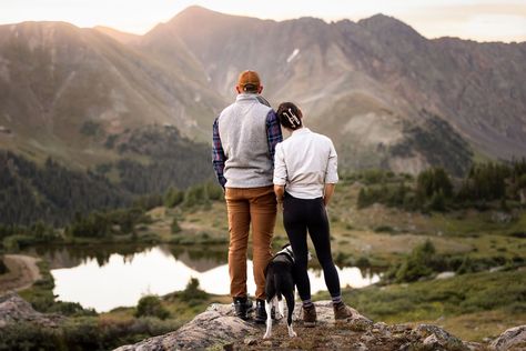 Best Dog Photo Locations Near Denver - Dog Photographer Guide Hiking Poses With Dog, Couple Hiking With Dog, Dog Photography Ideas With Owner, Dog Photography Ideas Creative, Dog Traveling, Hiking Photoshoot, Hiking With Dog, Hiking Poses, Dog Photography Poses