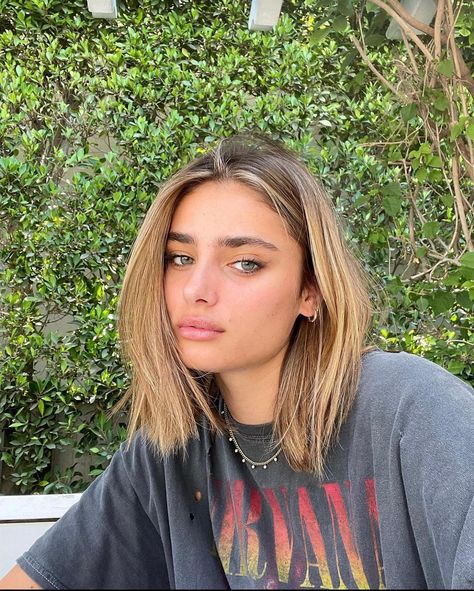 Why the Relaxed Bob Hair Trend Is the Only Bob I'm Interested In | Who What Wear Teddy Bear Blonde, Taylor Hill Hair, Short Balayage, Short Brown Hair, Short Hair Balayage, Brunette To Blonde, Short Blonde, Short Blonde Hair, Blonde Balayage