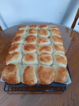 Yeast Biscuit Recipe, Yeast Biscuits Homemade, Billion Dollar Buttery Biscuits, Angel Biscuits Yeast, Lard Biscuits Recipes, Biscuits Fluffy, Hillbilly Food, Yeast Biscuits, Quick Biscuits