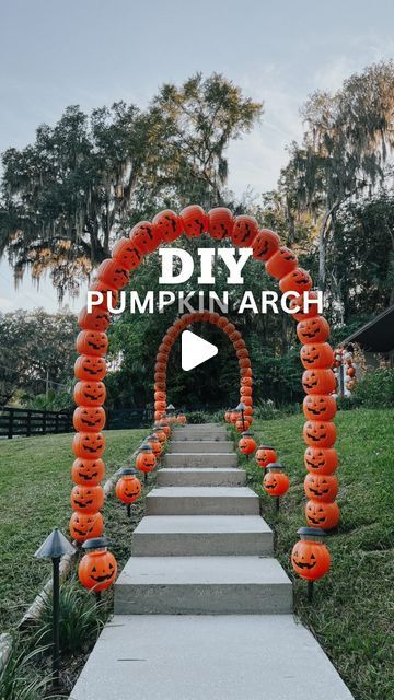 Plastic Pumpkins Bucket Arch, Arch Way Halloween Decor, Pumpkin Pillar Diy, Pvc Pumpkin Arch, Plastic Pumpkin Arch Diy, Pvc Halloween Archway, Small Pumpkin Patch Ideas, Halloween Pvc Pipe Ideas, Pumpkin Pail Arch