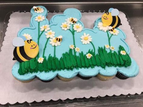 Bumble Bee Cupcake Cake, Bee Pull Apart Cupcakes, Bee Cupcake Cake, Summer Cupcake Pullapart, Cupcake Pullapart Ideas, Spring Pull Apart Cupcakes, Summer Pull Apart Cupcakes, Spring Birthday Cakes, Cupcake Pull Apart Cake Ideas