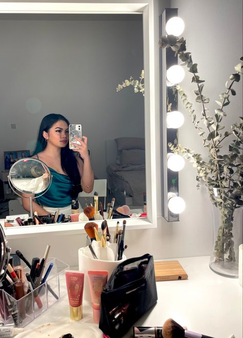 Vanity Mirror Pics, Vanity Mirror Selfie, Vanity Selfie, Makeup Mirror Selfie, Aesthetic Lights, Mirror Pictures, Vanity Bedroom, Desk Mirror, Vanity Makeup