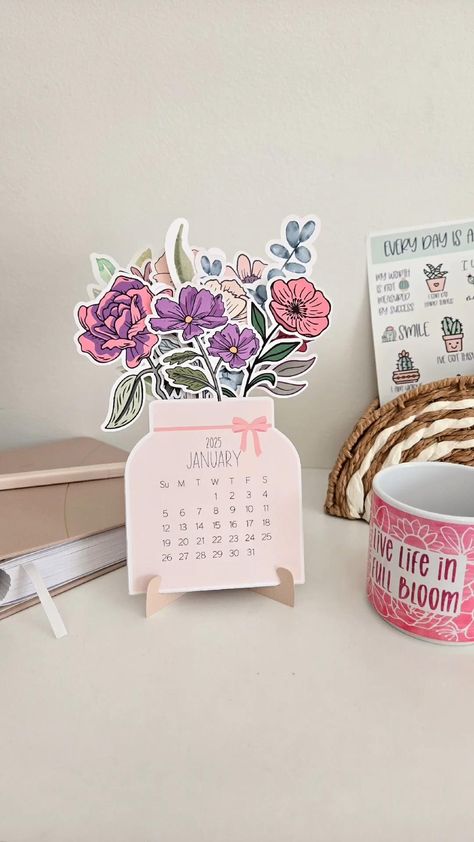 Create your own desk calendar with Cricut Calender Making Idea, Cricut Desk Calendar, Diy Desk Calendar Ideas, Calendar 2025 Design Ideas, Diy Birthday Calendar Ideas, Cricut Art Projects, Cricut Set Up, Calendrier Cricut, Cricut Calendar Ideas