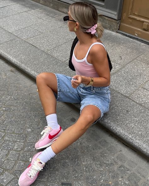 nike cortez are back 💖🌸💕🎀✨ @nikewomen @zalando #zalando #cortez #nike #nikestyleby Summer Nike Outfits, Pink Sneakers Outfit, Classy Airport Outfit, Nike Cortez Outfit, Pink Shoes Outfit, Flight Outfit Airport Style, Chic Airport Outfit, Chic Travel Outfit, Comfy Airport Outfit