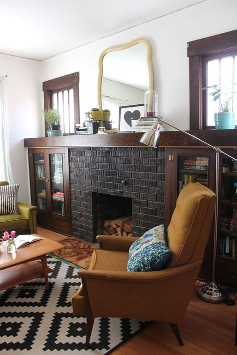 looooovely....a fireplace with built-ins around it.  #woodcraft  #woodproject #DIY #furniture #decor #woodworking #woodworkingtips #craftsman Bungalow Fireplace, Bungalow Living Room, Craftsman Interiors, Craftsman Living Room, Craftsman Fireplace, Craftsman Home Interiors, Craftsman Interior, Fireplace Built Ins, Smile And Wave