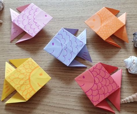 Direction les océans et les rivières avec notre origami de poisson ! Ce pliage nécessite de nombreuses étapes, alors si vous êtes débutant en origami, choisissez plutôt un modèle moins complexe. Le résultat sera à la hauteur de l'effort consenti, vous obtiendrez un superbe origami de poisson que vous pourrez décorer selon vos gouts avec des feutres. Origami Tattoo, Origami And Kirigami, Origami Ideas, Spring Activities, Kirigami, Paper Crafts Diy, Diy Paper, Preschool Activities, Diy And Crafts