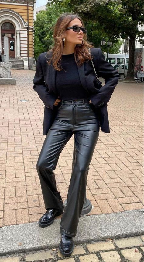 Autumn Leather Pants Outfits, Leather Pants Day Outfit, Outfit Pantalon Cuir Noir, Leather Pants With Blazer, Leather Pants And Blazer Outfit, Outfit Pantalon Cuir, Loose Leather Pants Outfit, Leather Black Pants Outfit, Prada Loafers Women Outfit