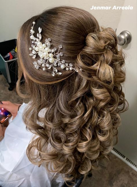 Sweet 16 Hairstyles, Hairstyles Down, Rose Gold Quinceanera, Lavender Quince, Quinceanera Pink, Quinceanera Themes Dresses, Hair Quince, Quince Hairstyles With Crown, Quinceanera Dresses Pink