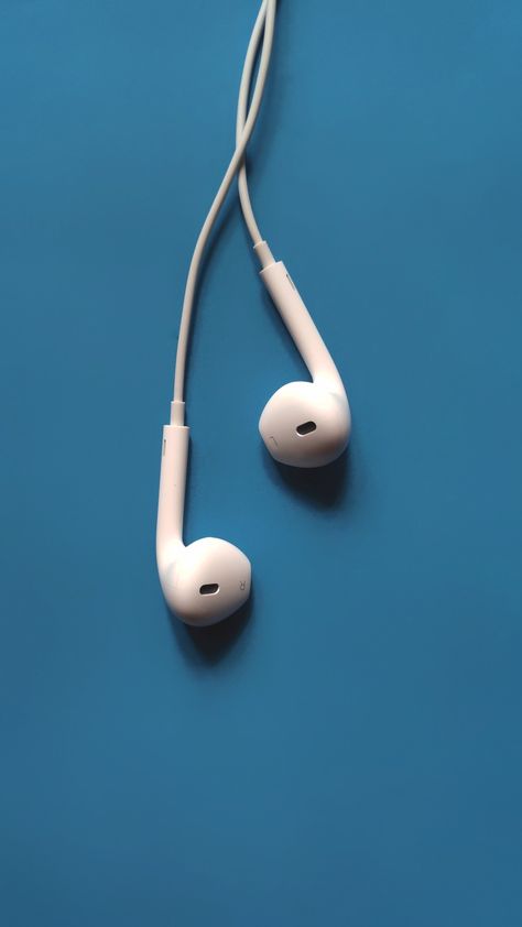 Music wallpapers for mobile! Head Phones Wallpaper, Head Phone Aesthetics, Wired Earphones Aesthetic, Earphones Drawing, Earbuds Aesthetic, Earphones Aesthetic, Blue And White Background, Iphone Earphones, Apple Earphones