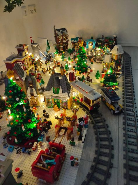 Christmas Legos, Christmas Lego, Lego Christmas Train Ideas, Lego Trees Ideas, Lego Micro Builds Christmas, Lego Christmas Train, Lego Winter Village Mils, Lego Holiday Village, Lego Christmas Village