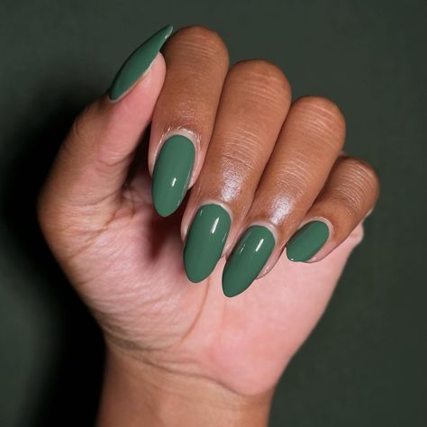 Green Nails On Brown Skin, Fall Green Nails, Nails On Brown Skin, Melanin Nails, Nails Teal, Green Nail Ideas, Fall Green, Dark Green Nails, November Nails