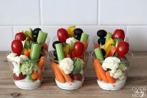 Easy Veggie Cups - I love making these veggie cups for any party or gathering! | www.overthebigmoon.com Fruit Cups For Party, Individual Appetizers, Veggie Cups, Charcuterie Inspiration, Easy Veggie, Party Food Platters, Tray Ideas, Charcuterie Recipes, Fruit Cups