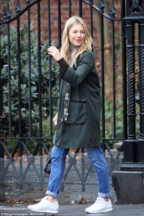 Sienna Miller Street Style, Barbour Jacket Outfit, Barbour Jacket Women, Sienna Miller Style, Barbour Style, Cool Winter, Barbour Jacket, Sienna Miller, Celebrity Street Style