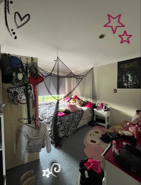 Y2k Room Ideas, 2000s Room, Scene Room, Chill Room, Room Redesign, Girly Room, Grunge Room, Cute Room Ideas, Pretty Room