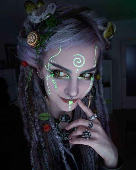 Moon Elf Makeup, Glow In The Dark Makeup Ideas, Goblin Makeup, Rave Face Paint, Green Makeup Looks, Pagan Makeup, Cyberpunk Makeup, Witchy Makeup, Uv Makeup