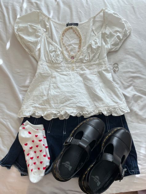 Preppy White Outfit, Floral Print Outfit Ideas, Mary Janes Outfit Skirt, Coquette Midsize Outfits, Coquette Preppy Outfit, Simple Coquette Outfit, Coquette Denim Skirt Outfit, Preppy Outfits Aesthetic Y2k, Coquette Mary Janes Outfit