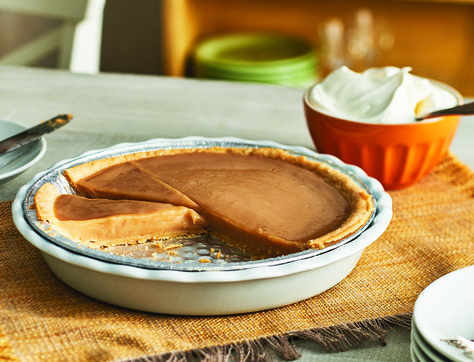 Easy Cider Maple Pie, made with hard cider, heavy cream, and maple syrup Maple Pie, Maple Desserts, Canadian Dessert, Hard Apple Cider, Canadian Thanksgiving, Caramel Pudding, Baked Pie Crust, Hard Cider, Canadian Maple