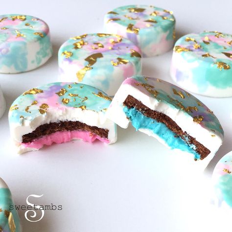 Learn how to make these cute and colorful baby gender reveal cookies by Sweet Ambs! - from sweetambs.com Cookie Countess, Gender Reveal Cookies, Colorful Baby, Cupcakes Decorados, Gender Party, Oreo Pops, Gender Reveal Cake, Baby Cookies, Baby Gender Reveal