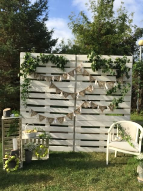 Pallet Background, How To Make Backdrop, Fall Photo Booth, Outdoor Photo Booths, Pallet Backdrop, Pallet Pictures, Backyard Graduation Party, Bridal Backdrops, Outdoor Backdrops