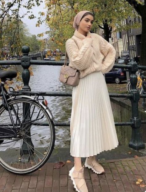 Ootd Hijab Casual Outfit Ideas, Rok Outfit, Street Hijab, Jeans Outfit Winter, Street Hijab Fashion, Hijabi Outfit, Modern Hijab Fashion, Modest Fashion Hijab, Modern Hijab