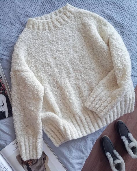 Knitwear Inspiration, Boucle Sweater, Boucle Yarn, Knitwear Fashion, White Sweater, Knit Outfit, Knit Fashion, Winter Knits, Knitting Inspiration