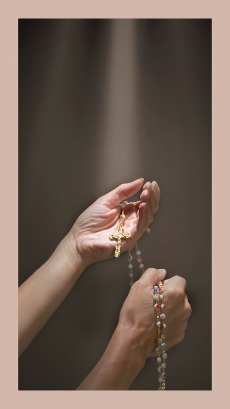 Praying the Rosary / © Brand X Pictures / #GettyImages. #Catholic_Priest #CatholicPriestMedia #Easter #PrayforPeace Hands With Rosary, God Is Merciful, Praying Hands With Rosary, Rosary Quotes, Our Lady Of Rosary, Prayer Photos, St Catherine Of Siena, Virgin Mary Art, Prayer Hands