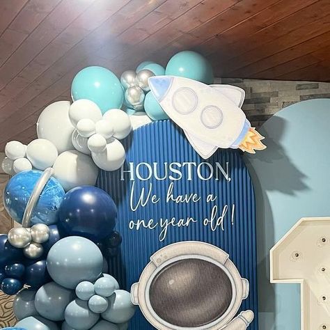 Nicole Creations Houston on Instagram: "Houston, We have a 1 year old! Thanks to mommy for choosing us for Lennox’s 1st birthday A super cute Astronaut space theme with custom balloon planets #spacetheme #spacepartyideas #kidspartyideas #boyparties #houstondecoballoons #houstonballoons #balloongarland #astronauttheme #houstonbackdrops" Astronaut One Year Birthday, 1st Trip Around The Moon Birthday, Houston We Have A One Year Old Decor, Houston We Have A One Year Old Party, Outer Space One Year Old Party, One Year Space Birthday, 1st Birthday Boy Space Theme, Astronaut 1st Birthday Party, Houston We Have A One Year Old