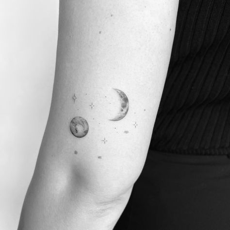 SarahMR on Instagram: “🌙✨ . . . . #tattoo #tattoos #moon #moontattoo #pluto #plutotattoo #planettattoo #smalltattoo #starstattoo #stars #universetattoo #fineline…” Moon And Universe Tattoo, Single Needle Moon Tattoo, Pluto Tattoo Ideas, Moon And Venus Tattoo, Birth Moon Tattoo, Pluto Tattoo Planets, Moon And Planets Tattoo, Saturn Moon Tattoo, Pluto Planet Tattoo