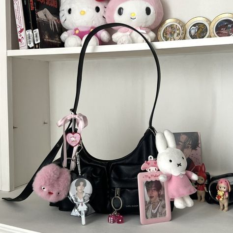 Purse Aesthetic, Purse Decorations, Kpop Enhypen, Decorated Bags, Aesthetic Bags, Purse Pink, Backpack Decoration, Girl Boss Style, Girly Bags