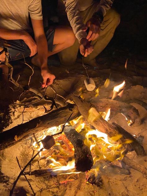 Camping With Friends Aesthetic, Camping With Boyfriend, Beach Fire Pit, Granola Aesthetic, Camping Friends, Beach Fire, Freedom Travel, Grass Stains, Hippie Aesthetic