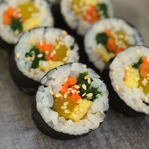 How To Make Gimbap      wrapped inside layers of roasted seaweed (gim) and steamed rice (bap), the versatile fillings Koreansk Mad, Sushi Fillings, Chicken Sushi, Sushi Vegan, Vegan Sushi Rolls, Easy Teriyaki Chicken, Vegan Sushi, Homemade Sushi, Sushi Roll