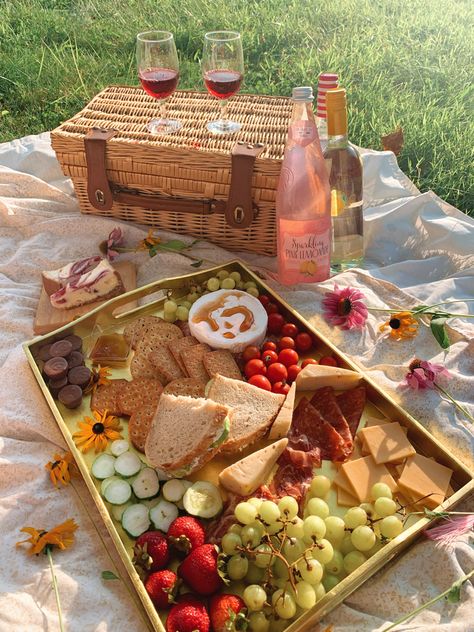 Picnic Charcuterie Picnic Ideas, Picnic Platter, Cottage Core Food, Picnic Party Food, Bday Picnic, Charcuterie Picnic, Picnic Date Food, Picnic Photo Shoot, Picnic Birthday Party