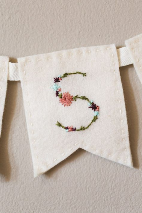 Hand Embroidery On Felt, Diy Felt Bunting, Bunting Embroidery, Embroidered Bunting, Diy Embroidery Projects, Felt Bunting, Garden Embroidery, Eat Sleep Repeat, Embroidery Lessons