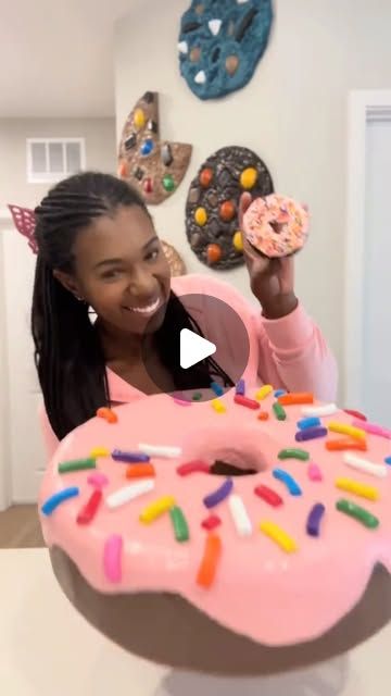 Pool Noodle Donut, Diy Giant Fake Donut, Giant Donut Decoration, Donut Christmas Tree Decoration, How To Make Candyland Decorations Diy, Diy Sprinkles Decorations, Diy Donut Decor, Diy Giant Donut Prop, Donut Decorations Ideas