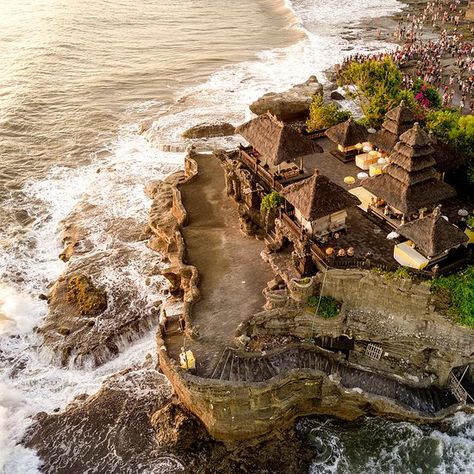 Tanah Lot Temple, Temple Interior, Hindu Temples, Hindu Temple, Ubud, Amazing Places, Southeast Asia, Jakarta, The Good Place