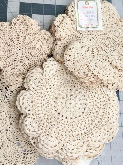 What To Do With Crochet Doilies, Repurpose Crochet Doilies, Small Doilies, Antique Doilies Ideas, Vintage Dollies Repurposed, Dollies Crafts Diy, Vintage Dollies Ideas, Wall Art From Old Doilies, How To Make A Doily