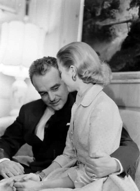 Prince Rainier and Grace Kelly in her parents' living room… | Flickr Classical Hollywood Cinema, Grace Kelly Style, Prince Of Monaco, Monaco Royals, Princess Grace Kelly, Prince Rainier, Monaco Royal Family, Virtual Wardrobe, Tv Fashion