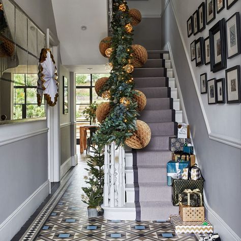 Hall Stairs And Landing Decor, Stairs And Landing Decor, Decorate Hallway, Hallway Christmas, Fireplace Stairs, Landing Decor, Christmas Banister, Hanging Wall Vase, Christmas Display Ideas