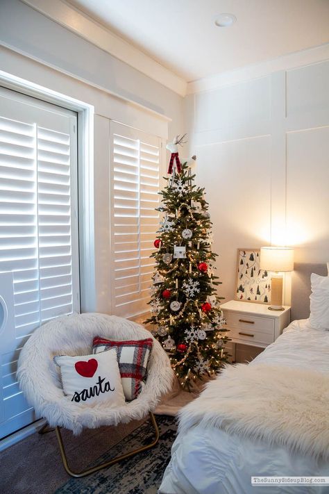 Teen Christmas Bedroom (Sunny Side Up) Christmas Tree For Bedroom, Christmas Mantle Decor Ideas, Christmas Room Inspiration, Festive Fireplace, Holiday Bedroom Decor, Tree Bedroom, Holiday Room Decor, Christmas Tree Inspo, Holiday Bedroom