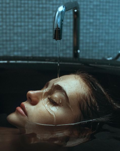 Alessio Albi (@alessioalbi) on Instagram: “Cloe with the flow  One of my favorite pictures from last year, shot in Florence with my friend…” Bathtub Photography, Bath Photography, Self Portrait Photography, Creative Portrait Photography, William Blake, Water Photography, Creative Portraits, Photography Inspo, Self Portrait