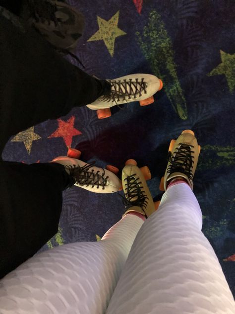 Go Roller Skating, Rollerskating Couple, Roller Skating Dates, Roller Skating Couple Aesthetic, Couples Roller Skating, Skate Date, Skating Date, Roller Skating Date Aesthetic, Roller Skate Couple