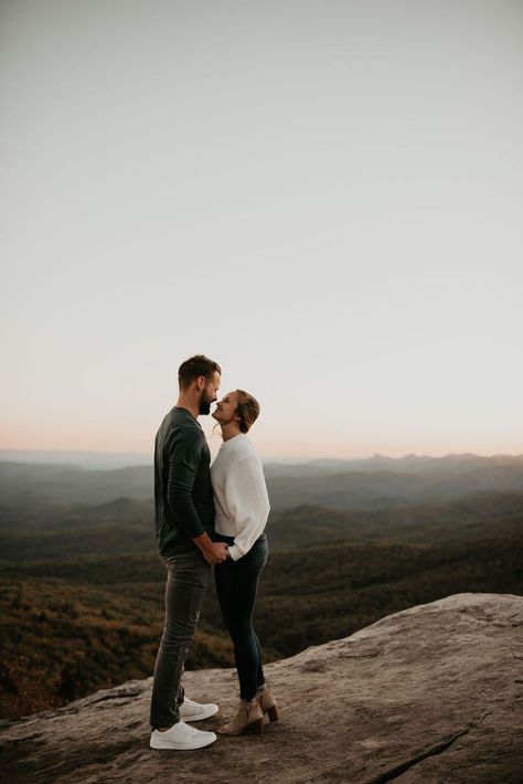 Mountain View Engagement Session | Photography poses | Bri Hines Photography. North Carolina is filled with gorgeous locations for your outdoor fall engagement photoshoot. Get inspiration from Hannah and Will’s intimate couples pictures. Discover fall engagement looks, fall mountain engagement photos outfit, mountain engagement ideas and unique fall engagement photos. Book Bri as your couples photographer at brihinesphotography.com. Engagement Photos On Mountain, Nc Mountain Engagement Photos, Smoky Mountain Couple Photos, Fall Mountain Engagement Photos Outfit, Mountain Top Photoshoot, Engagement Photos Outdoors Fall, Hiking Engagement Photos Outfits, Mountain View Engagement Photos, Engagement Photos Mountains Winter