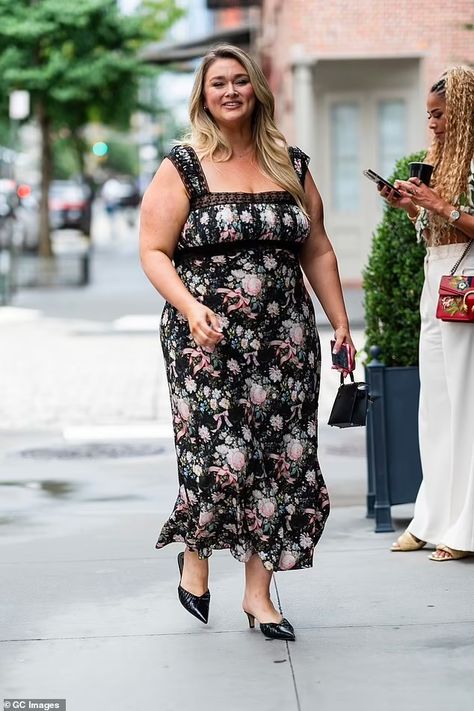 Plus-size Sports Illustrated model Hunter McGrady says she's proud of her body amid 'weird Ozempic era' among celebs | Daily Mail Online Body Inclusivity, Hunter Mcgrady, Erase Wrinkles, Sports Illustrated Models, Zac Efron, American Soldiers, Serena Williams, Sports Illustrated, Fox News